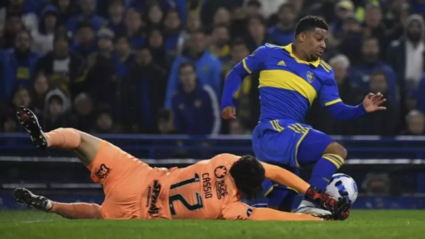 Cássio, goleiro do Corinthians, deitado, disputando bola com Benedetto, atacante do Boca Juniors