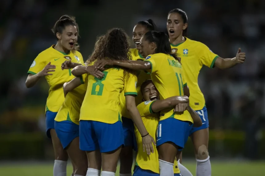 Jogadores do Brasil abraçadas no campo, em comemoração a um gol na Copa América Feminina