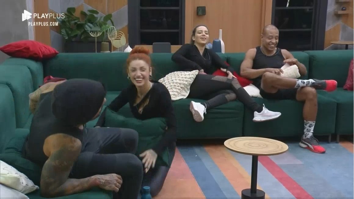 Matheus coçando a cabeça e Brenda ao lado rindo, enquanto conversavam com Karol e Mussunzinho que estão sorrindo