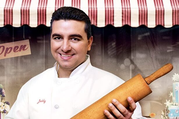 Buddy Valastro segurando um rolo em frente a um cenário digital para a série Coke Boss, da Discovery+