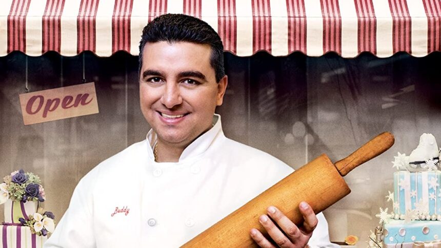 Buddy Valastro segurando um rolo em frente a um cenário digital para a série Coke Boss, da Discovery+