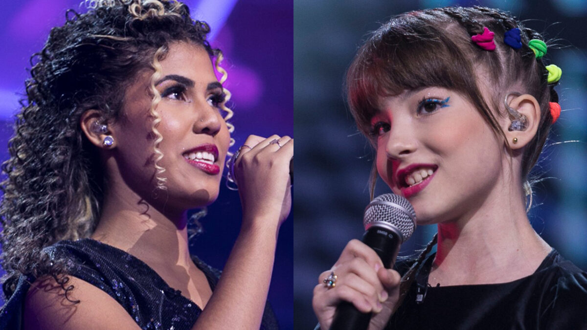 Participantes do Canta Comigo Teen 3 de camisa preta e microfone na mão durante gravação do programa da Record TV