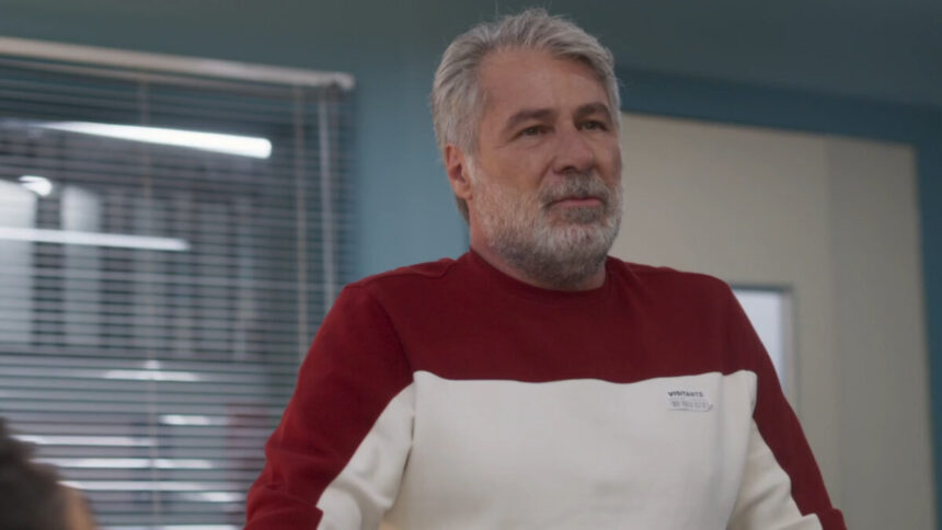 Joca (Leopoldo Pacheco) em cena da novela Cara e Coragem, no hospital