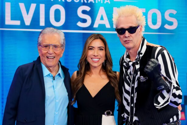 Carlos Alberto de Nóbrega, Patricia Abravael e Supla abraçados nos estúdios do Programa Silvio Santos