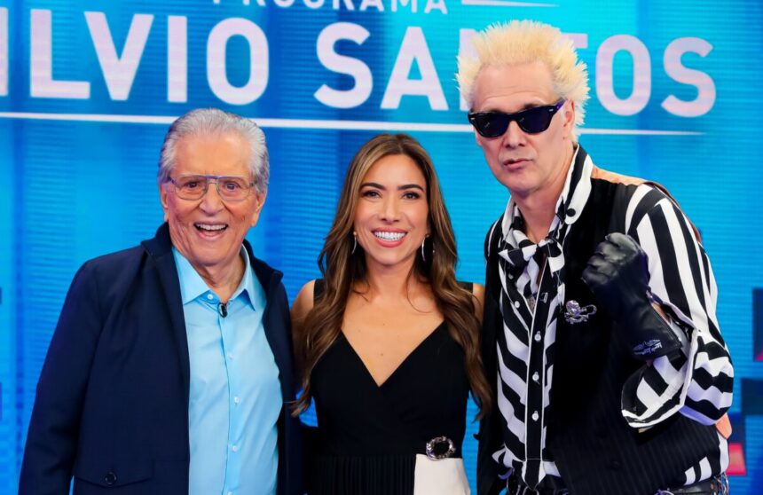 Carlos Alberto de Nóbrega, Patricia Abravael e Supla abraçados nos estúdios do Programa Silvio Santos