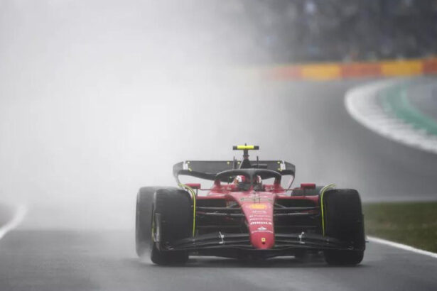 Carlos Sainz fazendo a pole no GP da Inglaterra de Fórmula 1, com muita água na pista