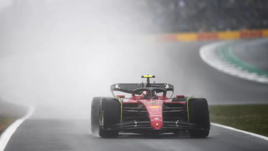 Carlos Sainz fazendo a pole no GP da Inglaterra de Fórmula 1, com muita água na pista