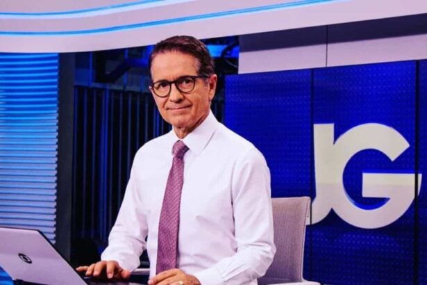 Carlos Tramontina em foto posada na bancada do Jornal da Globo, com o telão ao fundo