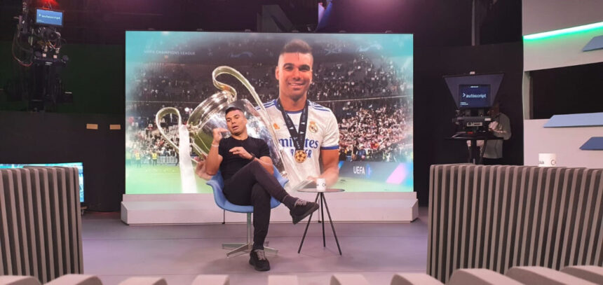 Casemiro em trecho da entrevista para o Grande Círculo, em frente a um telão com sua imagem vestindo a camisa do Real Madrid projeta