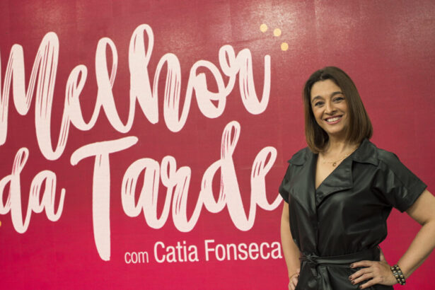 Catia Fonseca em frente ao telão nos estúdios do Melhor da Tarde