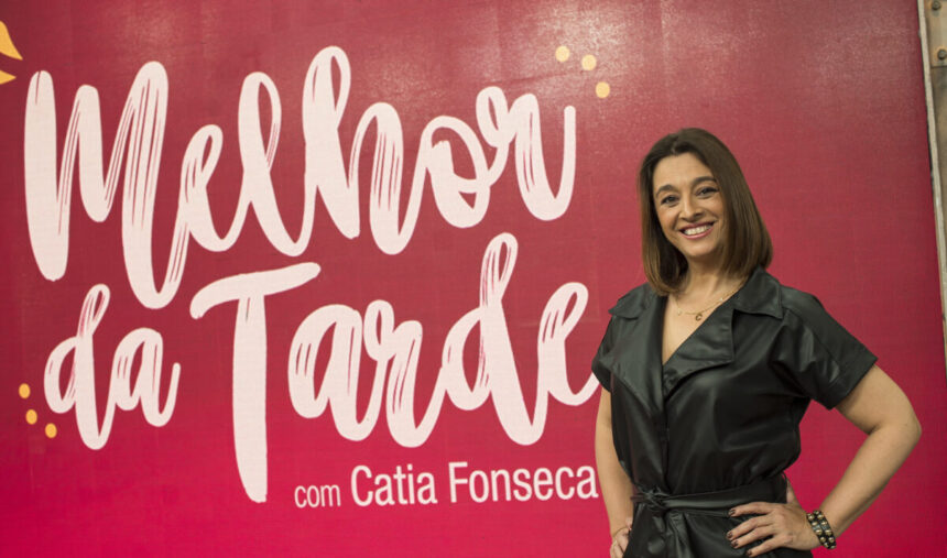 Catia Fonseca em frente ao telão nos estúdios do Melhor da Tarde