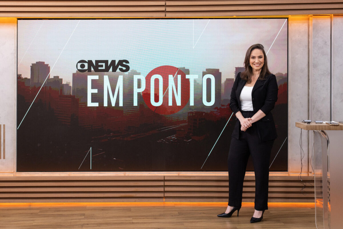 Cecilia Flesch em frente ao telão nos estúdios do GloboNews Em Ponto