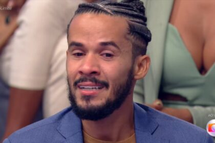 Charles com penteado em trança, chorando, durante gravação da final do No Limite, da TV Globo