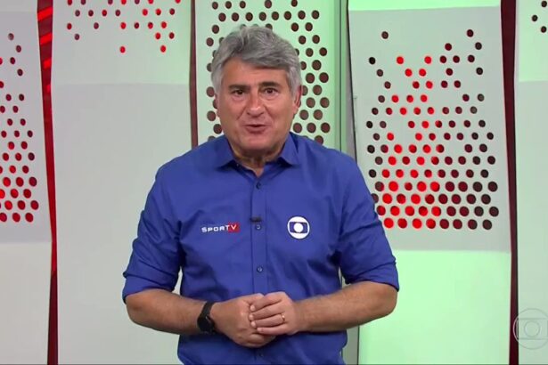 Cléber Machado, vestido do uniforme de esporte da TV Globo, nos estúdios de transmissão