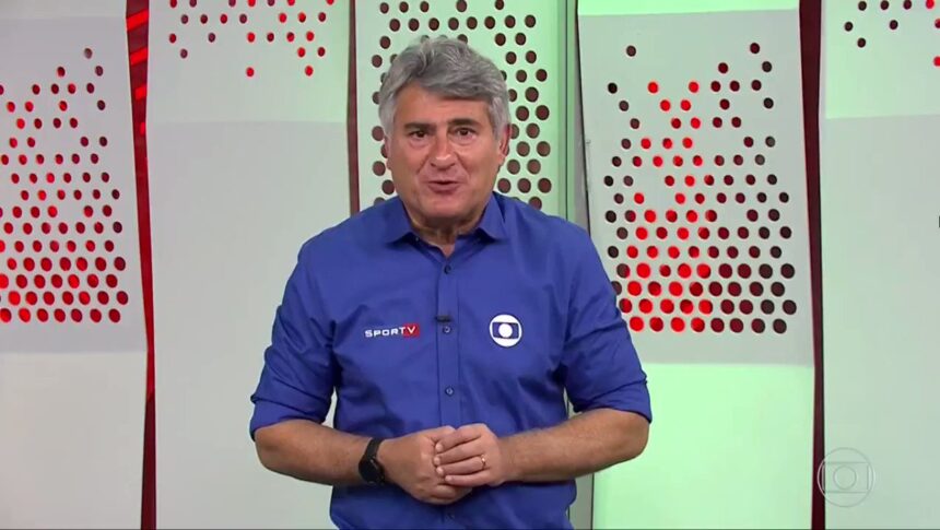 Cléber Machado, vestido do uniforme de esporte da TV Globo, nos estúdios de transmissão