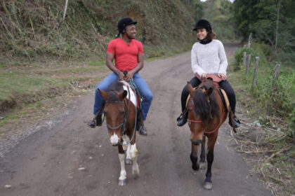 Daniella Dias e Alexandre Henderson em um passeio a cavalo pela Serra do Matoso, em trecho do Expedição Rio