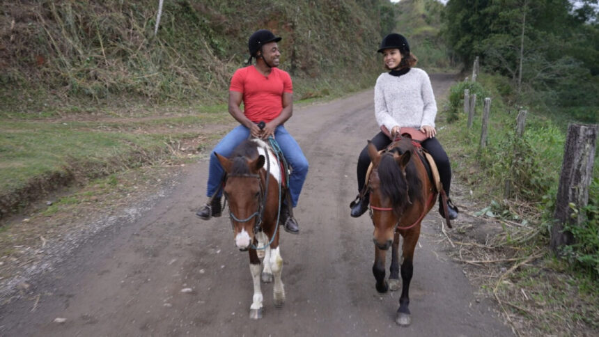 Daniella Dias e Alexandre Henderson em um passeio a cavalo pela Serra do Matoso, em trecho do Expedição Rio