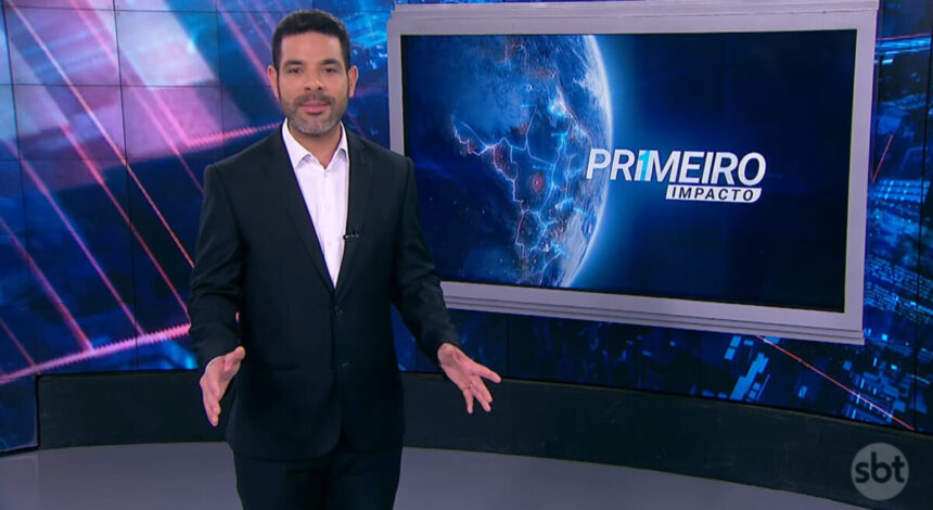 Darlisson Dutra nos estúdios do Primeiro Impacto, em frente ao televisor