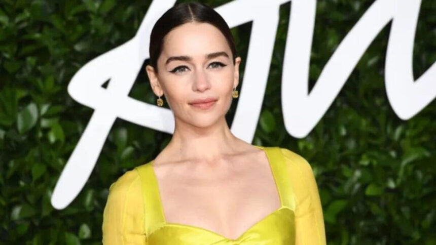 Emilia Clarke com vestido amarelo