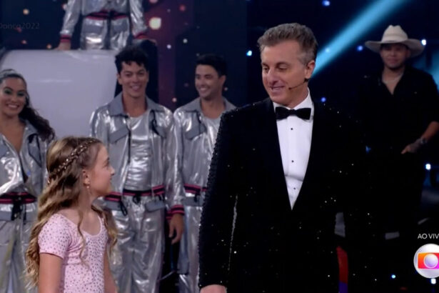 Eva e Luciano Huck, nos estúdios do Domingão, com os bailarinos ao fundo, após eles dançarem