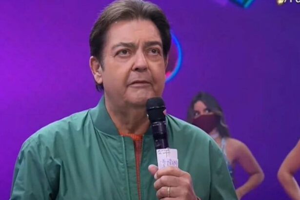 Fausto Silva no palco de seu programa na Band