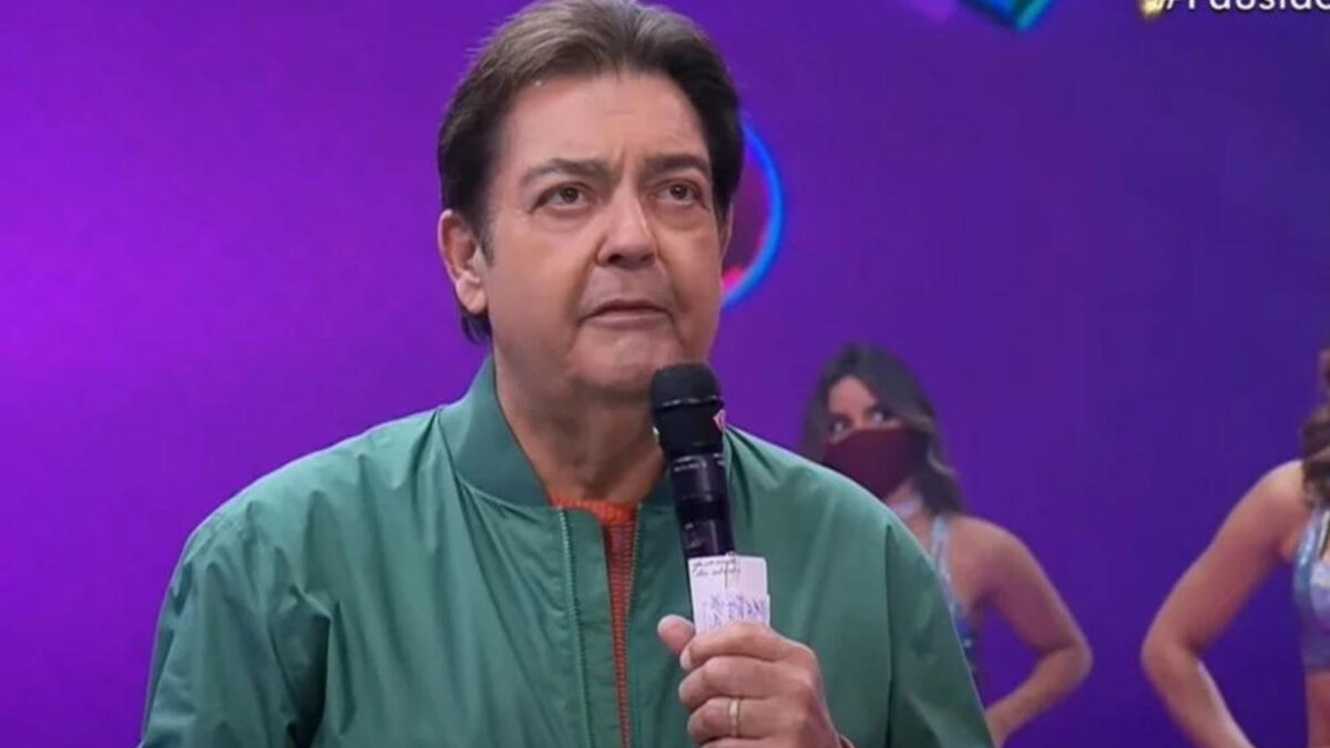 Fausto Silva no palco de seu programa na Band