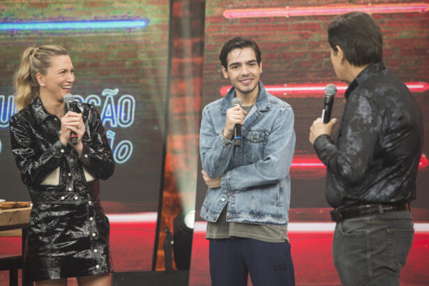 Fautão, Anne e João conversando nos estúdios do Faustão na Band