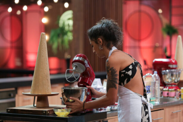 Fernanda misturando os ingredientes em uma batedeira, em trecho do MasterChef Brasil