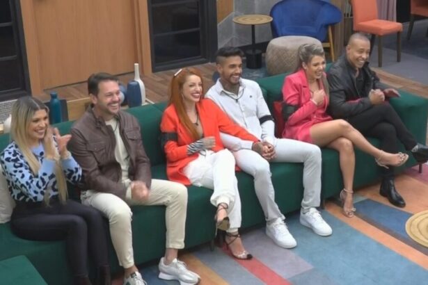 Trio de finalistas Adryana e Albert, Brenda e Albert e Karol e Mussunzinho sentados no sofá da mansão Power Couple Brasil 6