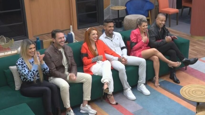 Trio de finalistas Adryana e Albert, Brenda e Albert e Karol e Mussunzinho sentados no sofá da mansão Power Couple Brasil 6