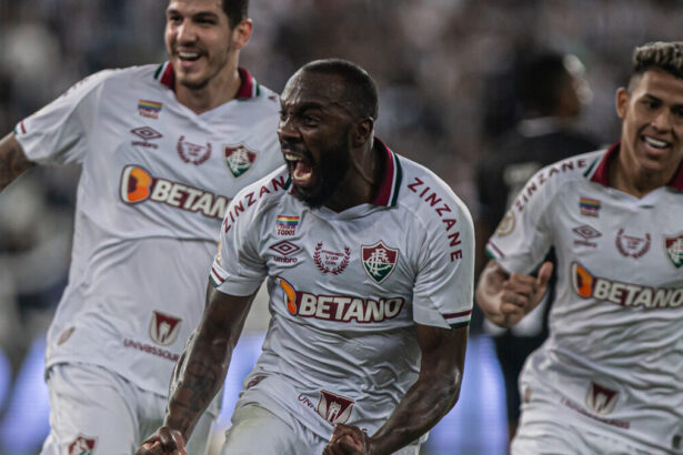 Manoel, ao lado de outros jogadores do Fluminense, comemorando gol no jogo contra o Botafogo