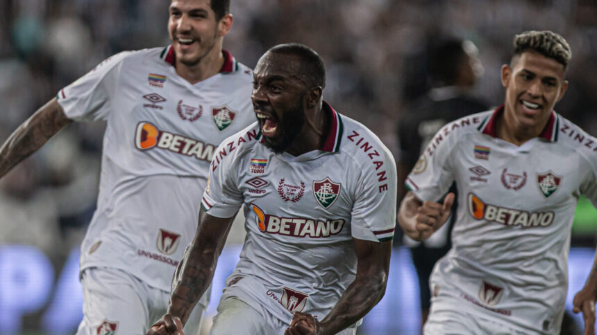 Manoel, ao lado de outros jogadores do Fluminense, comemorando gol no jogo contra o Botafogo