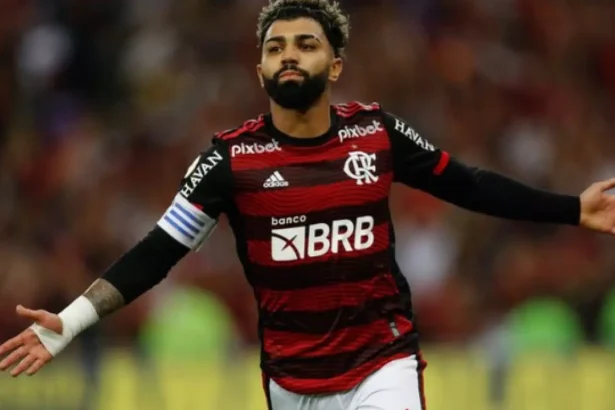 Gabigol com os braços abertos comemorando gol com a camisa do Flamengo