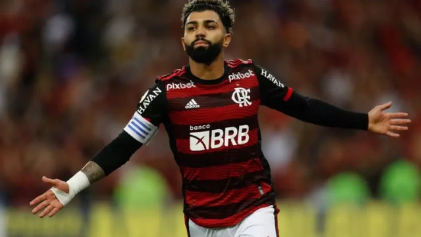 Gabigol com os braços abertos comemorando gol com a camisa do Flamengo