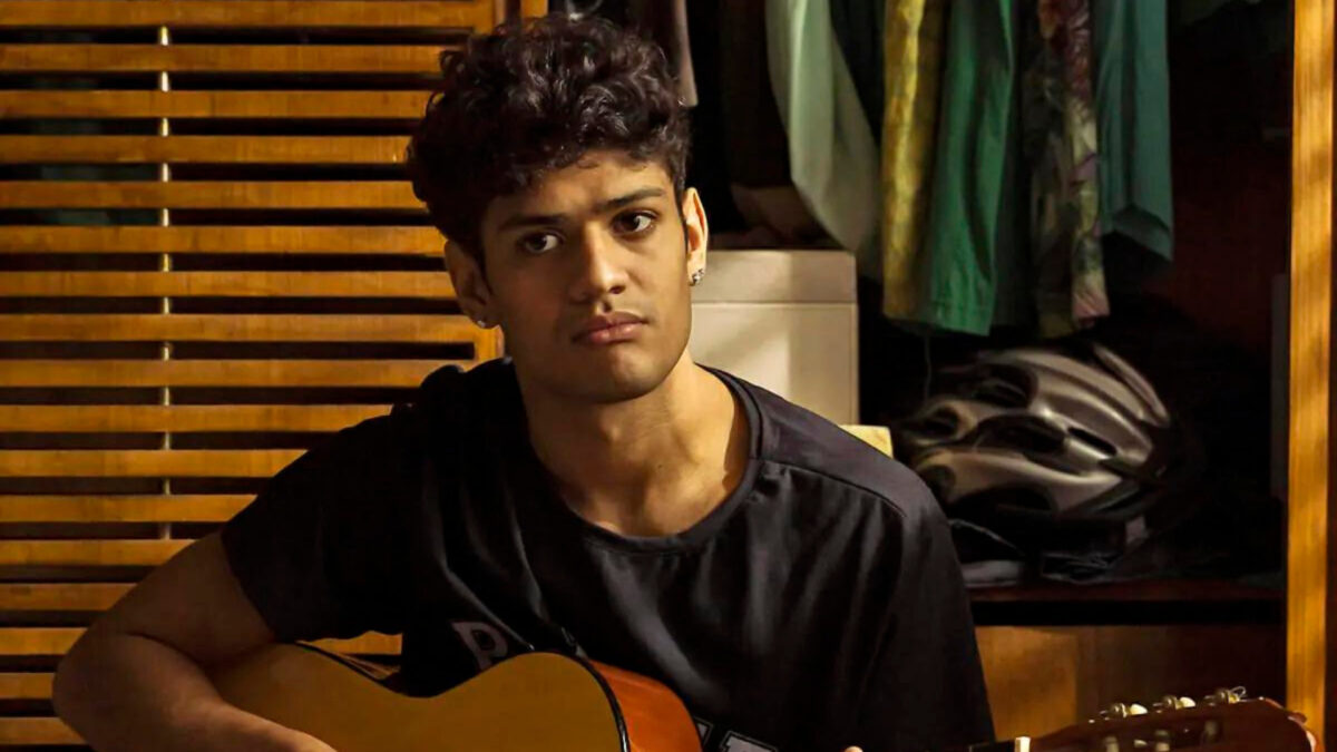 Gabriel Santana com violão nas mãos