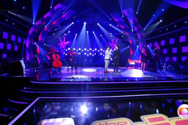 Rafa Lemos no palco da semifinal do The Voice Kids 2022