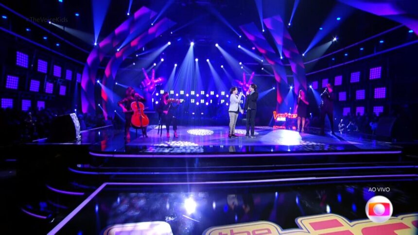 Rafa Lemos no palco da semifinal do The Voice Kids 2022