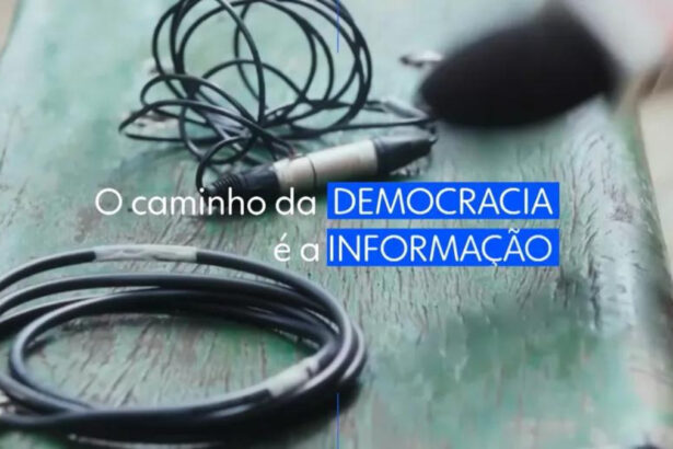 Trecho da campanha Onde nascem as notícias, da Globo. Imagem tem a frase "o Caminho da democracia é a informação", em meio a microfones de imprensa