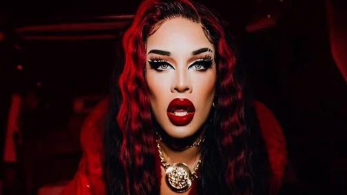 Gloria Groove em cena de Vermelho