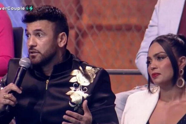 Hadballa segura o microfone na mão no palco da grande final do Power Couple Brasil 6 da Record TV