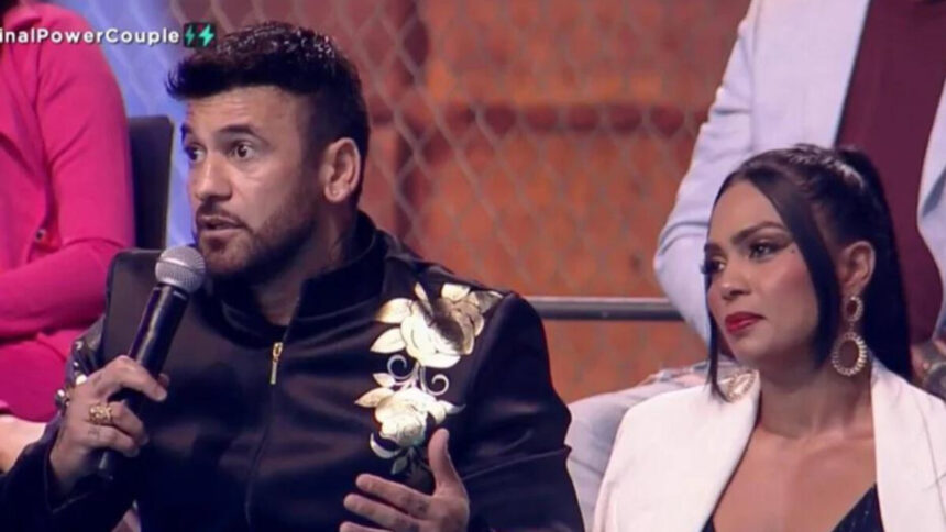 Hadballa segura o microfone na mão no palco da grande final do Power Couple Brasil 6 da Record TV