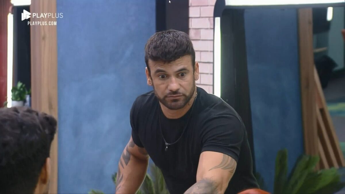 Hadballa olhando para Brenda e Matheus na sala do Power Couple Brasil 6