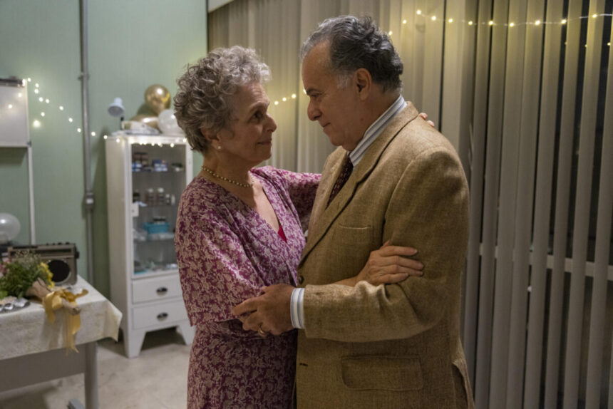 Tony Ramos e Irene Ravache abraçados em cena de Sob Pressão