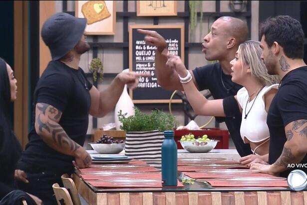 Hadballa e Murrunzinho apontando o dedo no rosto um do outro na cozinha do Power Couple Brasil 6