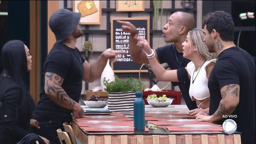 Hadballa e Murrunzinho apontando o dedo no rosto um do outro na cozinha do Power Couple Brasil 6