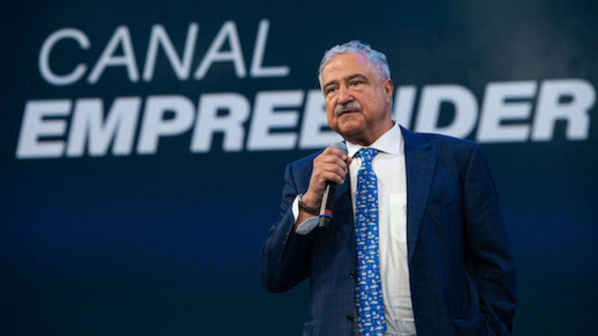 João Carlos Saad, presidente do Grupo Bandeirantes, com o microfone nas mãos e discursando sobre o novo canal