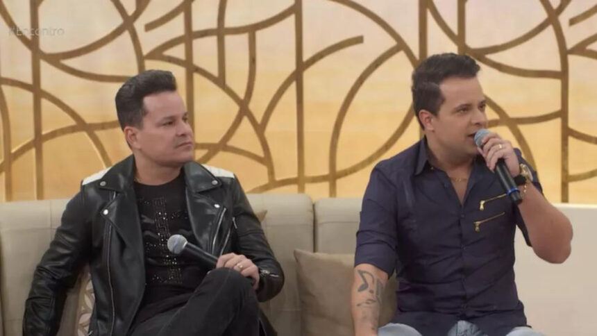 João Neto e Frederico sentados no sofá do programa Encontro