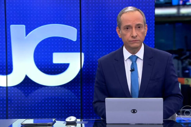 José Roberto Burnier na bancada do Jornal da Globo, em frente ao telão do estúdio