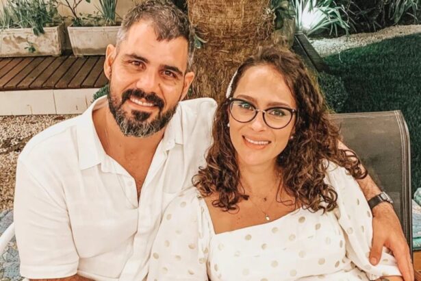 Juliano Cazarré e a esposa Letícia Cazarré sorrindo, de camisa branca durante fotos para as redes sociais