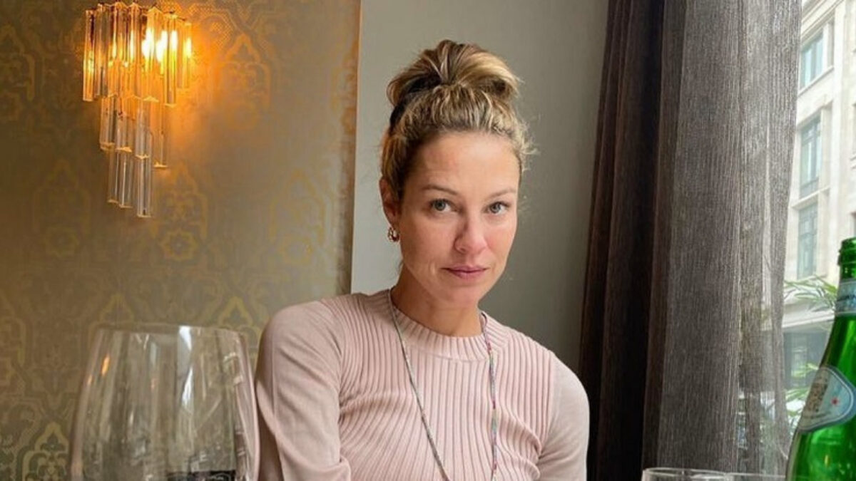 Luana Piovani de cabelos presos sentada